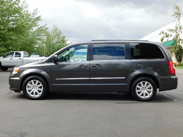 2016 Chrysler Town & Country Touring / Leather / DVD / Power Sliding Doors   - Photo 3 - Portland, OR 97217