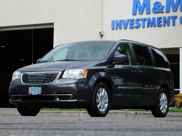 2016 Chrysler Town & Country Touring / Leather / DVD / Power Sliding Doors   - Photo 1 - Portland, OR 97217
