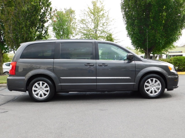 2016 Chrysler Town & Country Touring / Leather / DVD / Power Sliding Doors   - Photo 4 - Portland, OR 97217