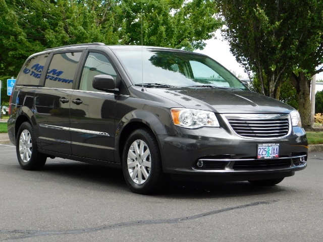 2016 Chrysler Town & Country Touring / Leather / DVD / Power Sliding Doors   - Photo 2 - Portland, OR 97217