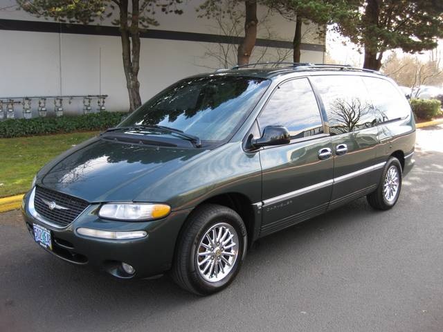 2000 Chrysler Town & Country Limited/ Leather/ Heated Seats   - Photo 1 - Portland, OR 97217
