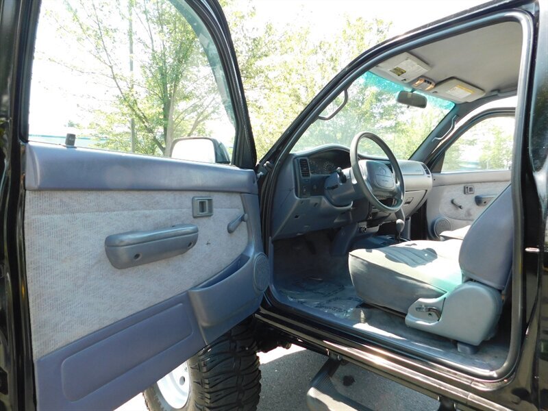 1998 Toyota Tacoma 4X4 / 3.4L V6 / CUSTOM LIFTED / 154k miles   - Photo 13 - Portland, OR 97217