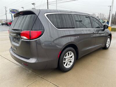 2018 Chrysler Pacifica Touring   - Photo 3 - Lafayette, IN 47905