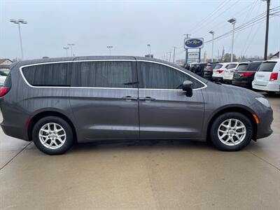 2018 Chrysler Pacifica Touring   - Photo 2 - Lafayette, IN 47905