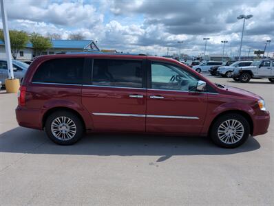 2011 Chrysler Town & Country Limited   - Photo 2 - Lafayette, IN 47905