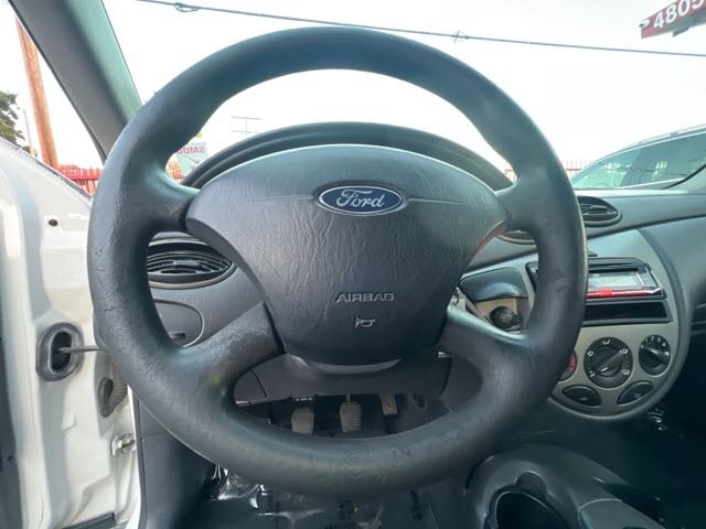 2004 Ford Focus ZX3 photo