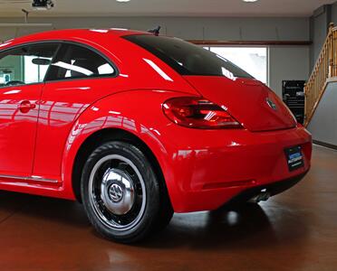 2013 Volkswagen Beetle-Classic 2.5L PZEV   - Photo 6 - North Canton, OH 44720