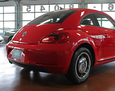 2013 Volkswagen Beetle-Classic 2.5L PZEV   - Photo 9 - North Canton, OH 44720