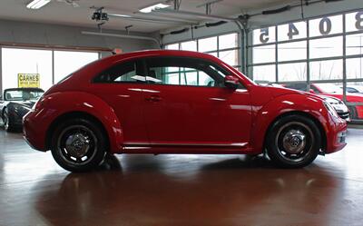 2013 Volkswagen Beetle-Classic 2.5L PZEV   - Photo 10 - North Canton, OH 44720