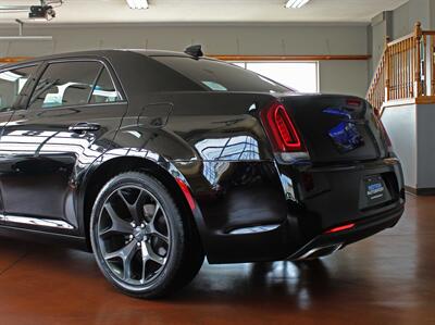 2021 Chrysler 300 Series Touring  Black Top Package - Photo 6 - North Canton, OH 44720