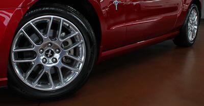 2013 Ford Mustang V6 Premium  Convertible - Photo 39 - North Canton, OH 44720