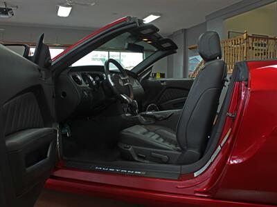 2013 Ford Mustang V6 Premium  Convertible - Photo 16 - North Canton, OH 44720