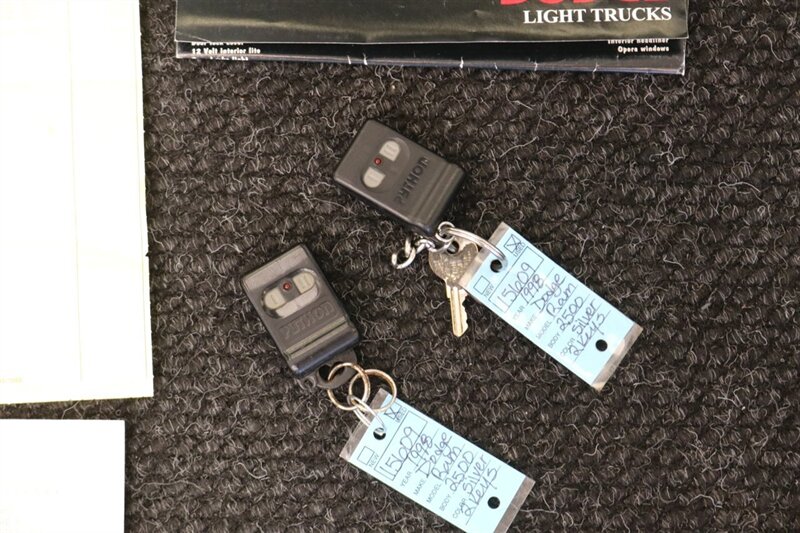 1998 Dodge Ram 2500 Laramie SLT  1-OWNER* SHORT BED* ALL SERVICE RECORDS SINCE NEW W/ ORIGINAL WINDOW STICKER* NEW 33 " BFG KO3 10-PLYS* NEVER HAD 5TH WHEEL OR GOOSE NECK* COOLANT & AC SERVICE* NEW STEERING BOX - Photo 85 - Portland, OR 97230