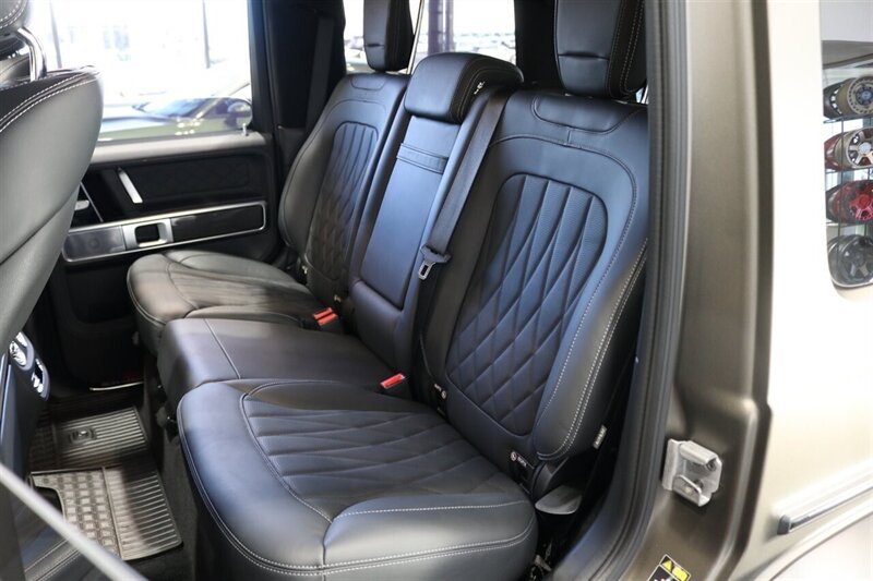 2025 Mercedes-Benz AMG G 63  1-OWNER* FULL PPF ON FRONT NOSE* MONZA GREY MAGNO-CARBON FIBER INTERIOR TRIM-22 " AMG WHEELS-EXCLUSIVE INTERIOR PLUS-AMG NIGHT PACKAGE MAGNOAMG PERFORMANCE STEERING WHEEL-BLACK MAGNO ROOF* - Photo 18 - Portland, OR 97230