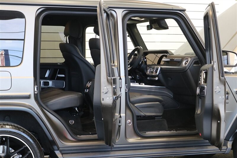 2025 Mercedes-Benz AMG G 63  1-OWNER* FULL PPF ON FRONT NOSE* MONZA GREY MAGNO-CARBON FIBER INTERIOR TRIM-22 " AMG WHEELS-EXCLUSIVE INTERIOR PLUS-AMG NIGHT PACKAGE MAGNOAMG PERFORMANCE STEERING WHEEL-BLACK MAGNO ROOF* - Photo 54 - Portland, OR 97230