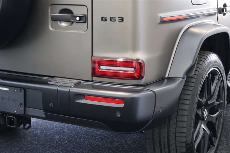 2025 Mercedes-Benz AMG G 63  1-OWNER* FULL PPF ON FRONT NOSE* MONZA GREY MAGNO-CARBON FIBER INTERIOR TRIM-22 " AMG WHEELS-EXCLUSIVE INTERIOR PLUS-AMG NIGHT PACKAGE MAGNOAMG PERFORMANCE STEERING WHEEL-BLACK MAGNO ROOF* - Photo 14 - Portland, OR 97230