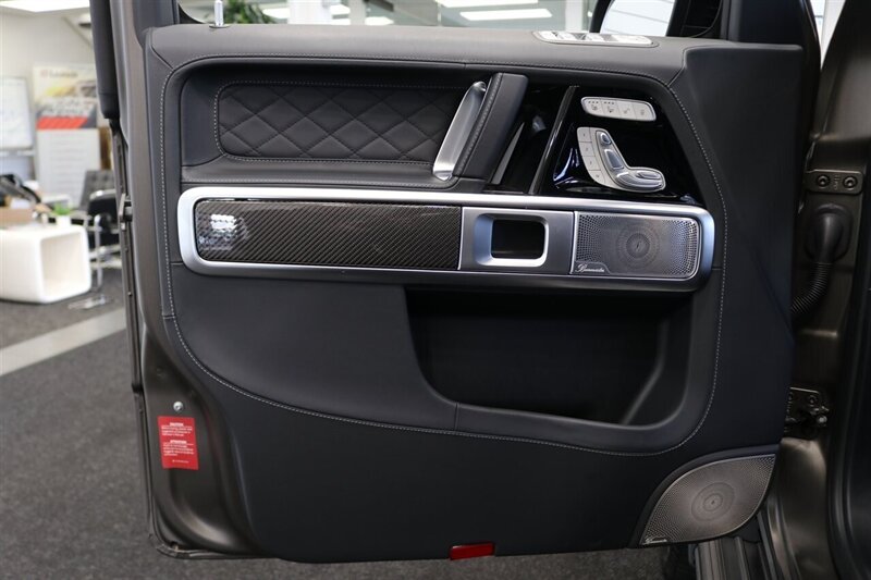 2025 Mercedes-Benz AMG G 63  1-OWNER* FULL PPF ON FRONT NOSE* MONZA GREY MAGNO-CARBON FIBER INTERIOR TRIM-22 " AMG WHEELS-EXCLUSIVE INTERIOR PLUS-AMG NIGHT PACKAGE MAGNOAMG PERFORMANCE STEERING WHEEL-BLACK MAGNO ROOF* - Photo 40 - Portland, OR 97230