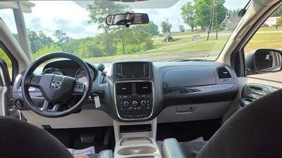 2014 Dodge Grand Caravan SXT   - Photo 6 - Wintersville, OH 43953