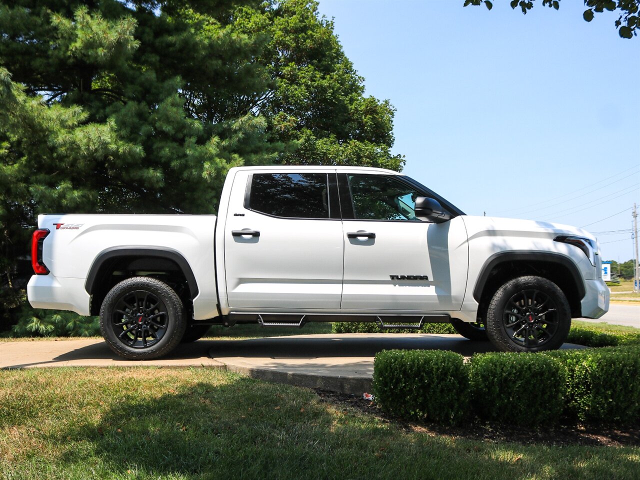 2022 Toyota Tundra SR5  Crew Max 5.5 - Photo 5 - Springfield, MO 65802