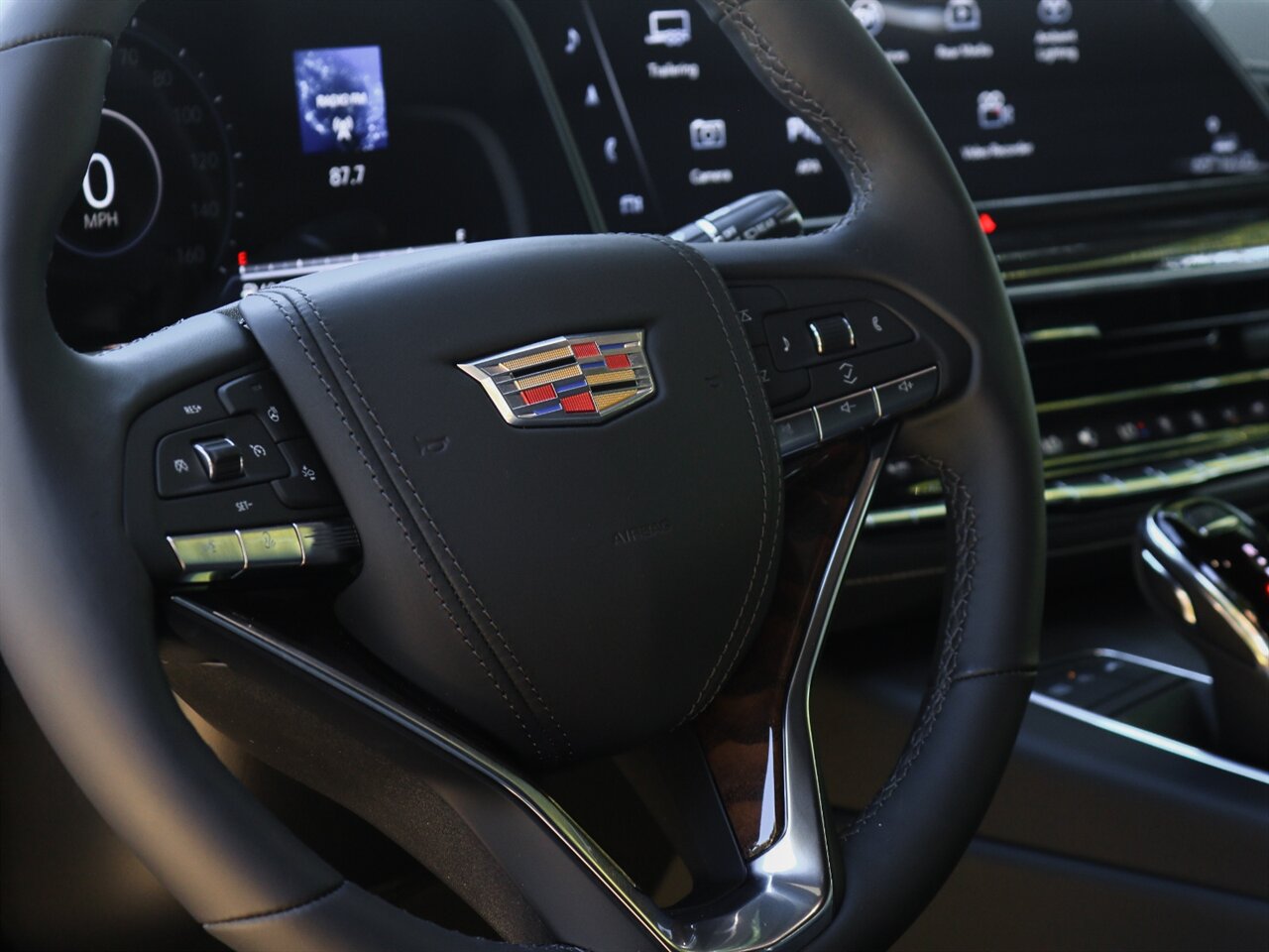 2023 Cadillac Escalade Premium Luxury Plati   - Photo 17 - Springfield, MO 65802