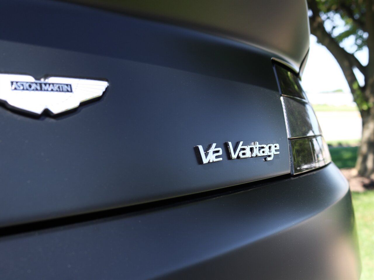 2012 Aston Martin V12 Vantage Carbon Black   - Photo 41 - Springfield, MO 65802