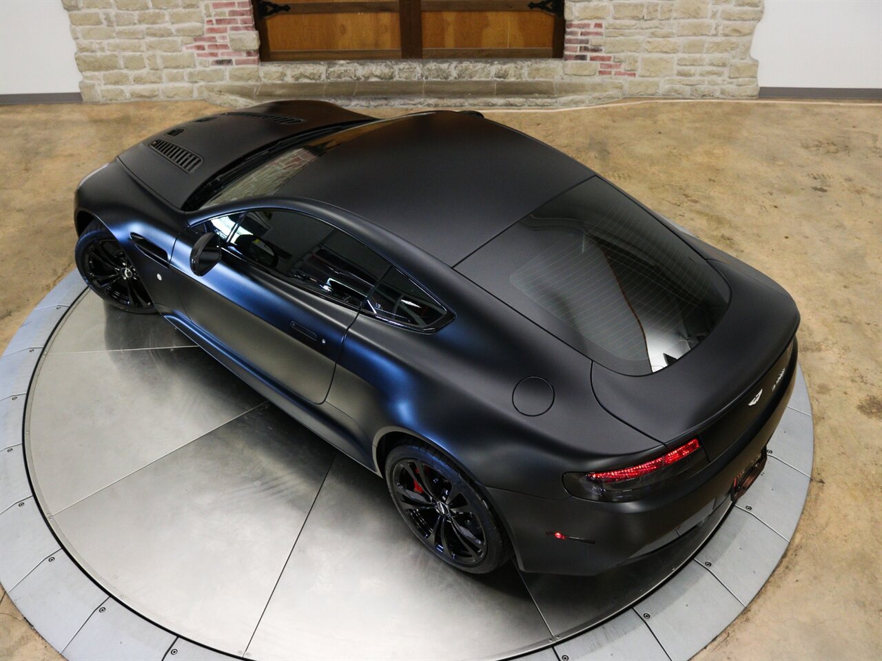 2012 Aston Martin V12 Vantage Carbon Black   - Photo 11 - Springfield, MO 65802