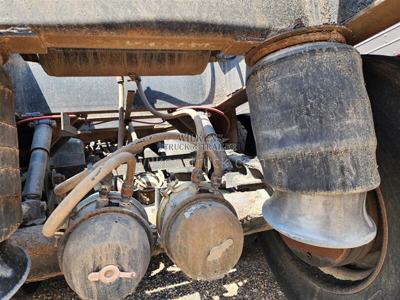 2012 Dakota Belly Dump Triple axle - Photo 11 - Goodland, KS 67735