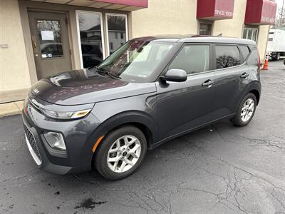 2022 Kia Soul LX   - Photo 2 - Rushville, IN 46173