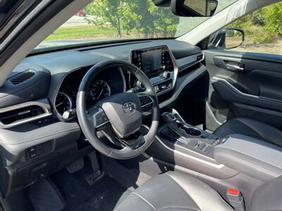 2021 Toyota Highlander XLE   - Photo 10 - Rushville, IN 46173