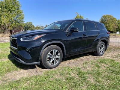 2021 Toyota Highlander XLE   - Photo 2 - Rushville, IN 46173