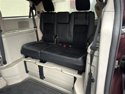 2017 Dodge Grand Caravan SXT   - Photo 11 - Rushville, IN 46173