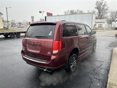 2017 Dodge Grand Caravan SXT   - Photo 5 - Rushville, IN 46173