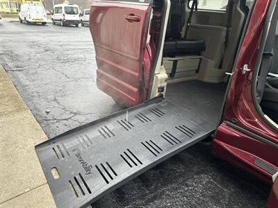 2017 Dodge Grand Caravan SXT   - Photo 12 - Rushville, IN 46173