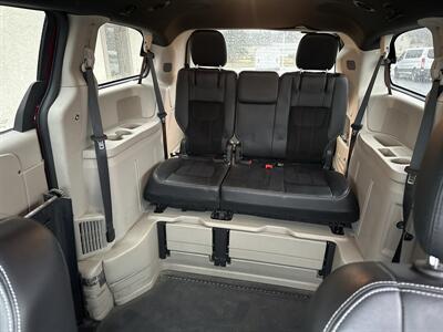 2017 Dodge Grand Caravan SXT   - Photo 9 - Rushville, IN 46173