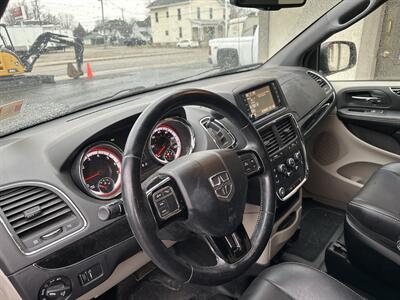 2017 Dodge Grand Caravan SXT   - Photo 8 - Rushville, IN 46173