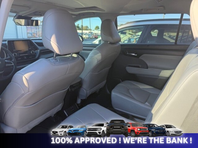 2022 Toyota Highlander XLE   - Photo 5 - Naples, FL 34112