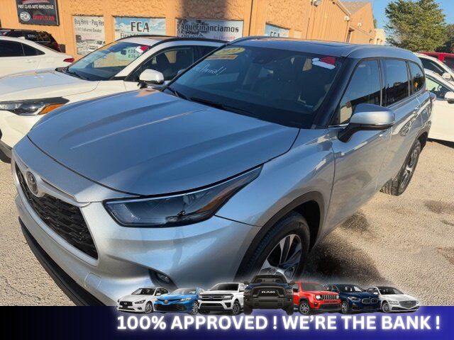 2022 Toyota Highlander XLE   - Photo 3 - Naples, FL 34112