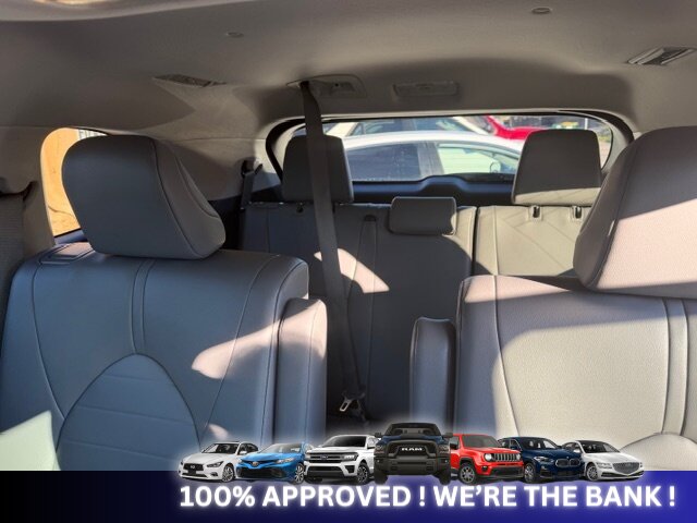 2022 Toyota Highlander XLE   - Photo 4 - Naples, FL 34112