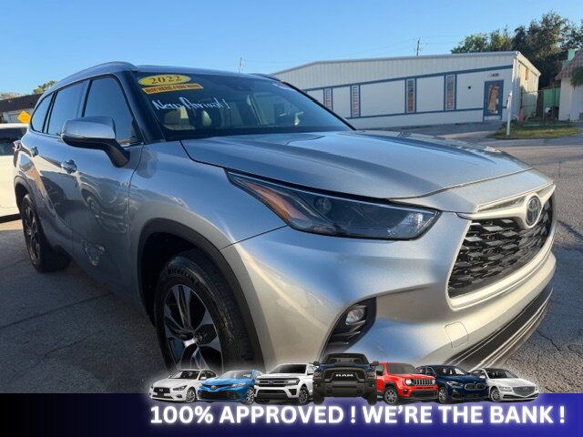 2022 Toyota Highlander XLE   - Photo 1 - Naples, FL 34112