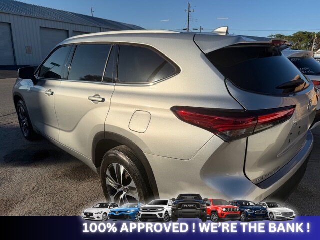 2022 Toyota Highlander XLE   - Photo 9 - Naples, FL 34112