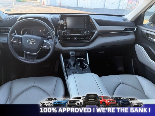 2022 Toyota Highlander XLE   - Photo 6 - Naples, FL 34112