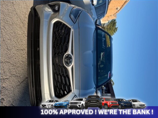 2022 Toyota Highlander XLE   - Photo 2 - Naples, FL 34112