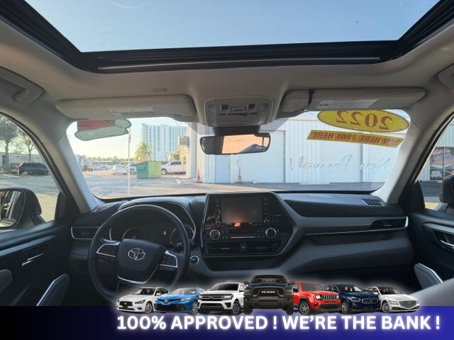 2022 Toyota Highlander XLE   - Photo 7 - Naples, FL 34112