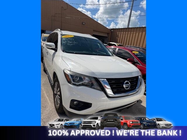 2017 Nissan Pathfinder SV  