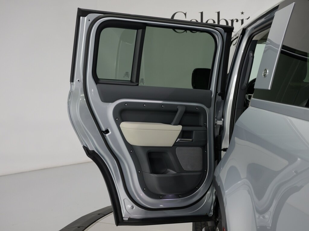 2023 Land Rover Defender 130 S Extended Leather Upgrade Fixed Side Steps   - Photo 41 - Sarasota, FL 34243