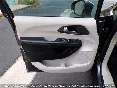 2017 Chrysler Pacifica Touring-L Plus   - Photo 12 - Mesa, AZ 85202
