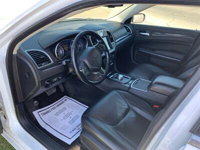 2016 Chrysler 300 Series Limited   - Photo 11 - Porterville, CA 93257