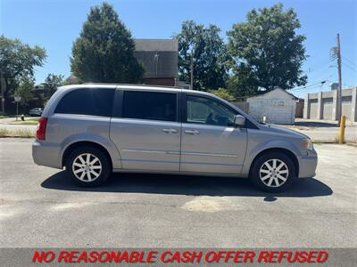 2014 Chrysler Town & Country Touring   - Photo 3 - St. Louis, MO 63116