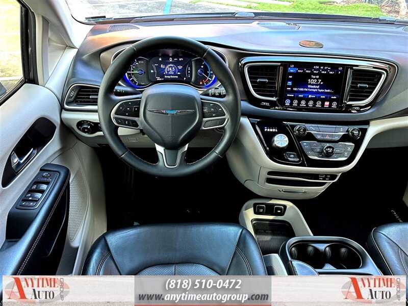 2017 Chrysler Pacifica Hybrid Premium photo