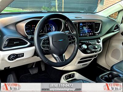 2017 Chrysler Pacifica Hybrid Premium   - Photo 13 - Sherman Oaks, CA 91403-1701